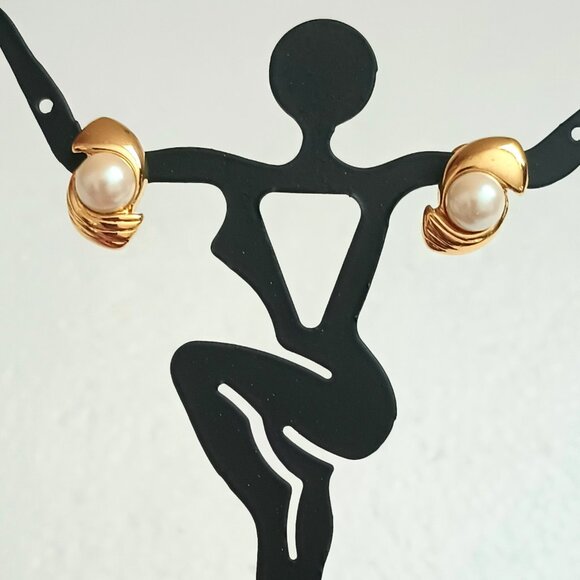 Monet Vtg Ribbed Pearl Earrings Gold Tone Stud/Post - Picture 1 of 8